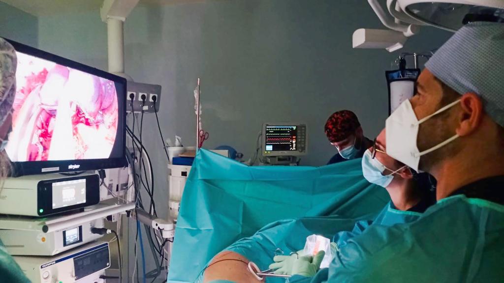 El doctor Mongil durante una intervención.
