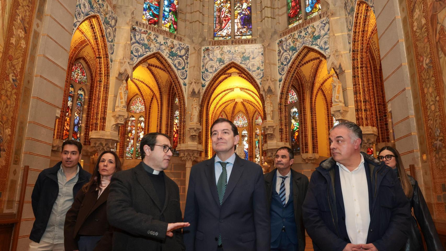 El presidente de la Junta y del PPCyL y candidato a la reelección, Alfonso Fernández Mañueco, durante su visita al Palacio Episcopal del municipio leonés de Astorga, este lunes