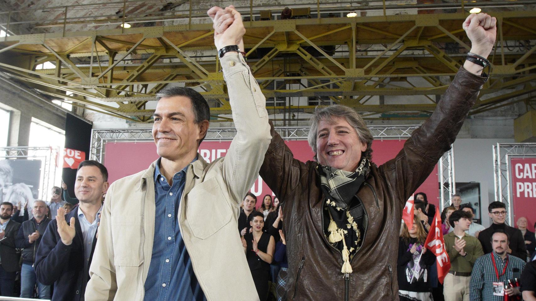 El presidente del Gobierno, Pedro Sánchez, y el candidato del PSOE a la Junta de Castilla y León, Carlos Martínez, durante un acto en Ponferrada este domingo