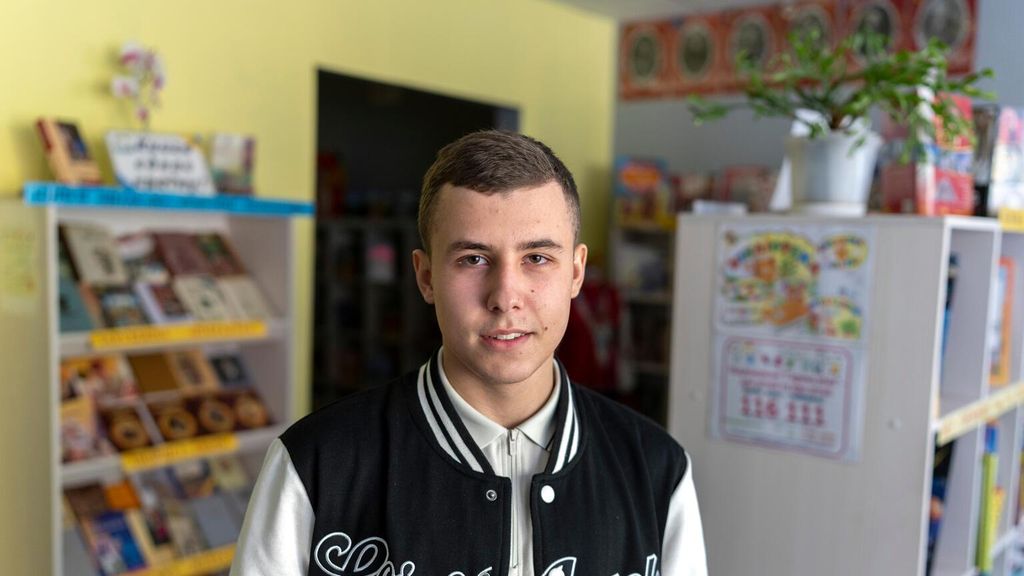 Mykyta, 16 años, joven desplazado que encontró resiliencia en el deporte y amigos.