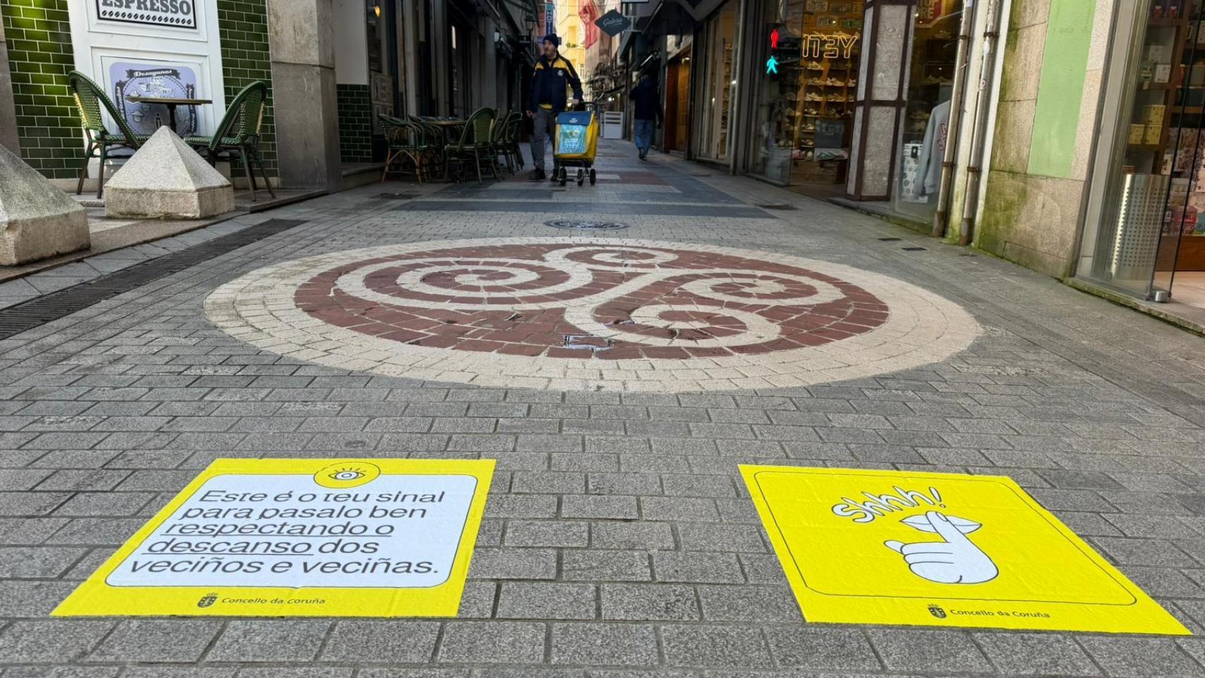 El ayuntamiento de A Coruña cubre el suelo del centro con carteles para llamar a la concienciación del ocio nocturno