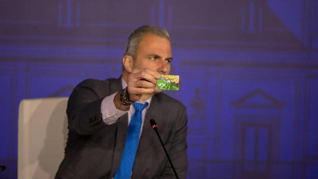 Javier Ortega Smith, este lunes, en rueda de prensa, mostrando su carné de afiliado de Vox.