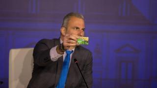Javier Ortega Smith, este lunes, en rueda de prensa, mostrando su carné de afiliado de Vox.