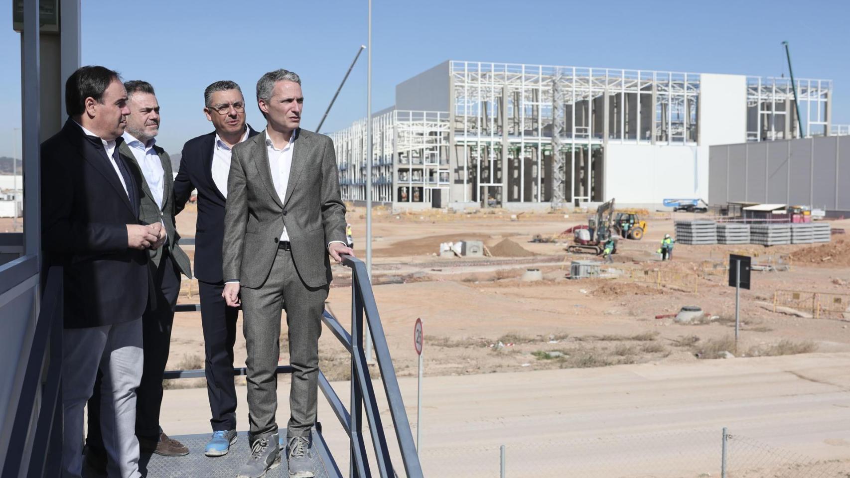Juanfran Pérez Llorca, durante su visita a las obras de PowerCo en Sagunto. EFE/ Manuel Bruque