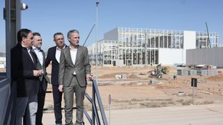 Juanfran Pérez Llorca, durante su visita a las obras de PowerCo en Sagunto. EFE/ Manuel Bruque