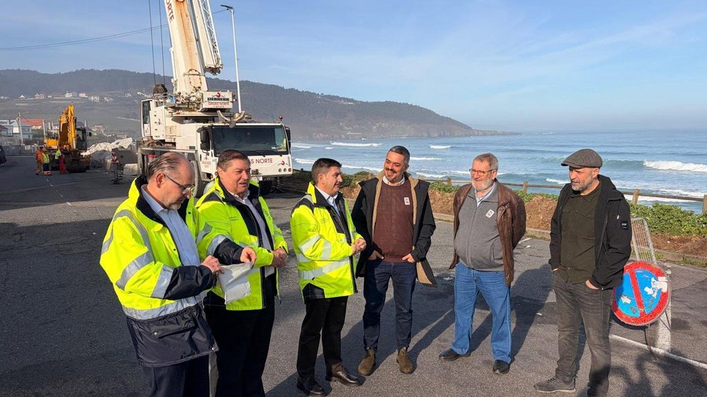 El delegado del Gobierno, Pedro Blanco, con el alcalde de Carballo, Daniel Pérez, en obras en Razo.