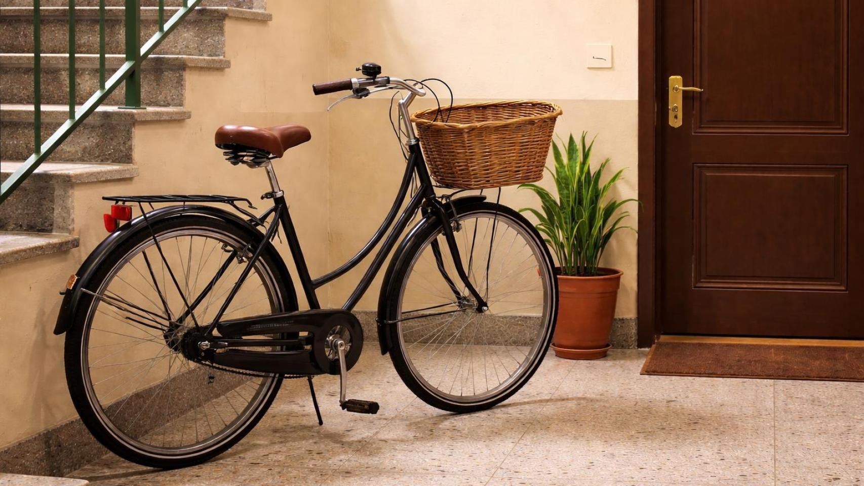 Una bicicleta en un rellano de un edificio.