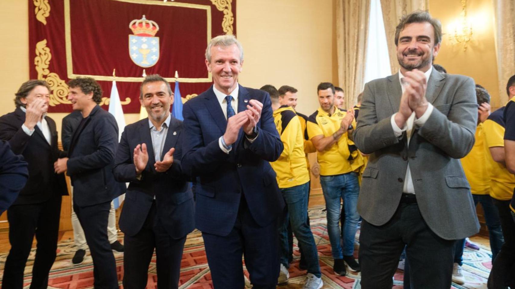 El presidente gallego, Alfonso Rueda, junto a Diego Calvo en la recepción al Dépor tras su ascenso a Segunda División.
