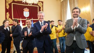 El presidente gallego, Alfonso Rueda, junto a Diego Calvo en la recepción al Dépor tras su ascenso a Segunda División.