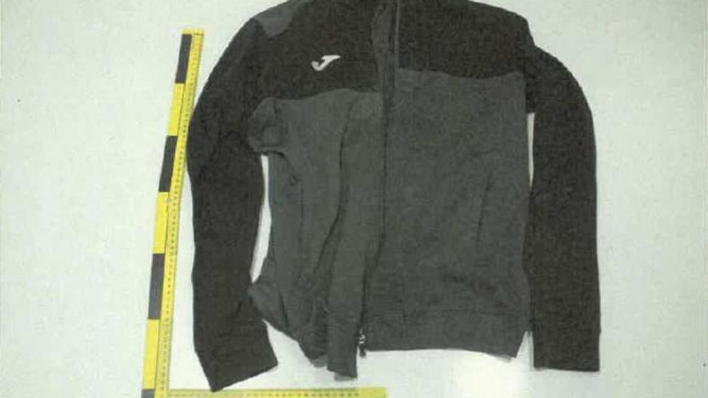 La sudadera que llevaba Ismael cuando fue detenido por matar a su padre, Juan Manuel.