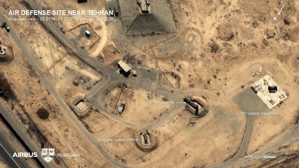 Irán ha desplegado un vehículo de guerra electrónica Cobra‑V8 junto a un lanzador S‑300 en una posición de defensa aérea al sur de Teherán.