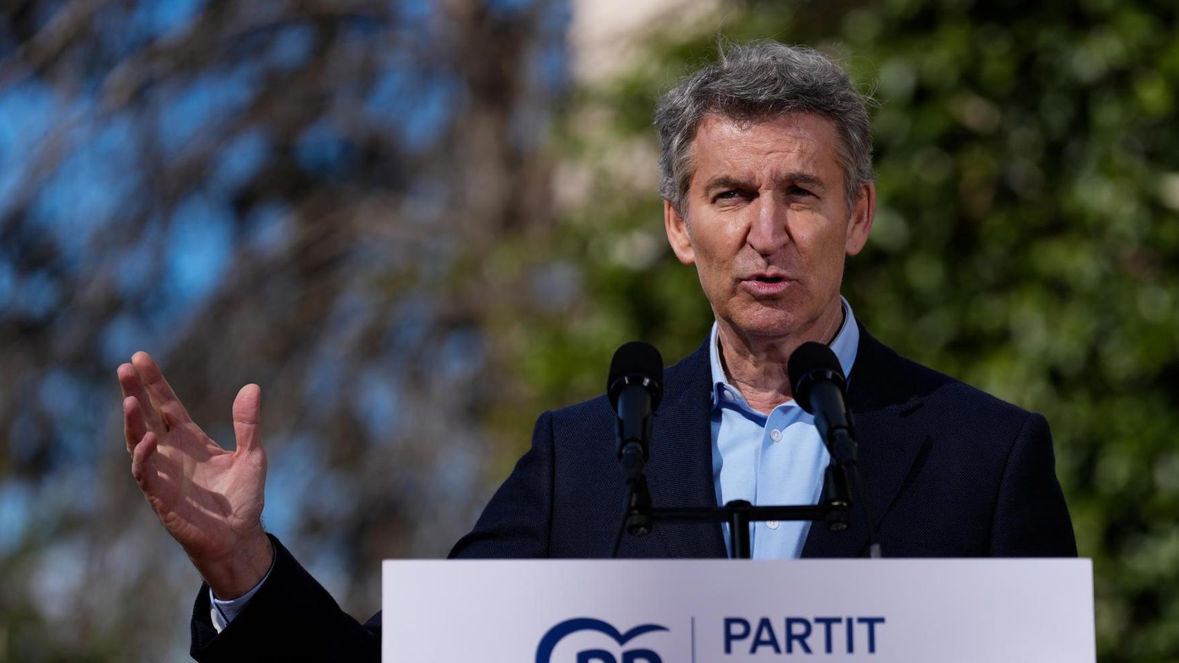 Feijóo toma las riendas de la negociaciones autonómicas con Vox para evitar una repetición electoral en Extremadura