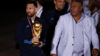 Claudio “Chiqui” Tapia, derecha, con Leo Messi tras ganar el Mundial de Qatar 2022