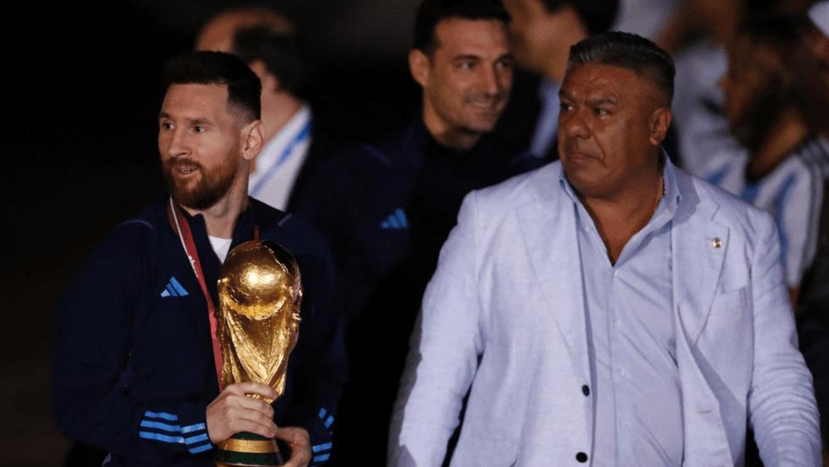 Claudio 'Chiqui' Tapia, a la derecha, junto a Leo Messi tras la conquista del Mundial de Catar 2022