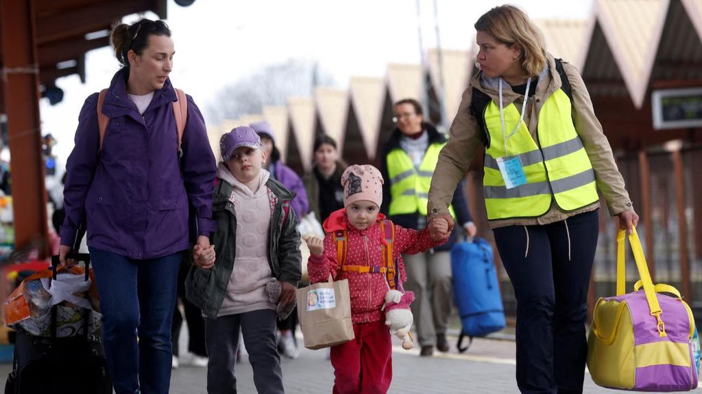 Aproximadamente 4,5 millones de personas huyen de la guerra en Ucrania, más de la mitad a Polonia.