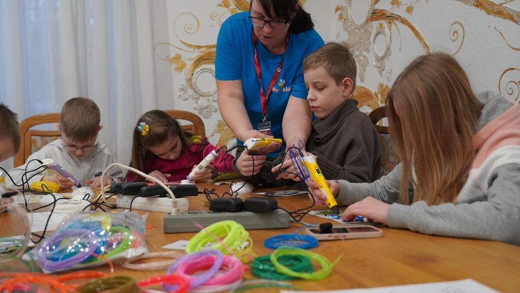 Niños y niñas en un espacio amigable en Ucrania.