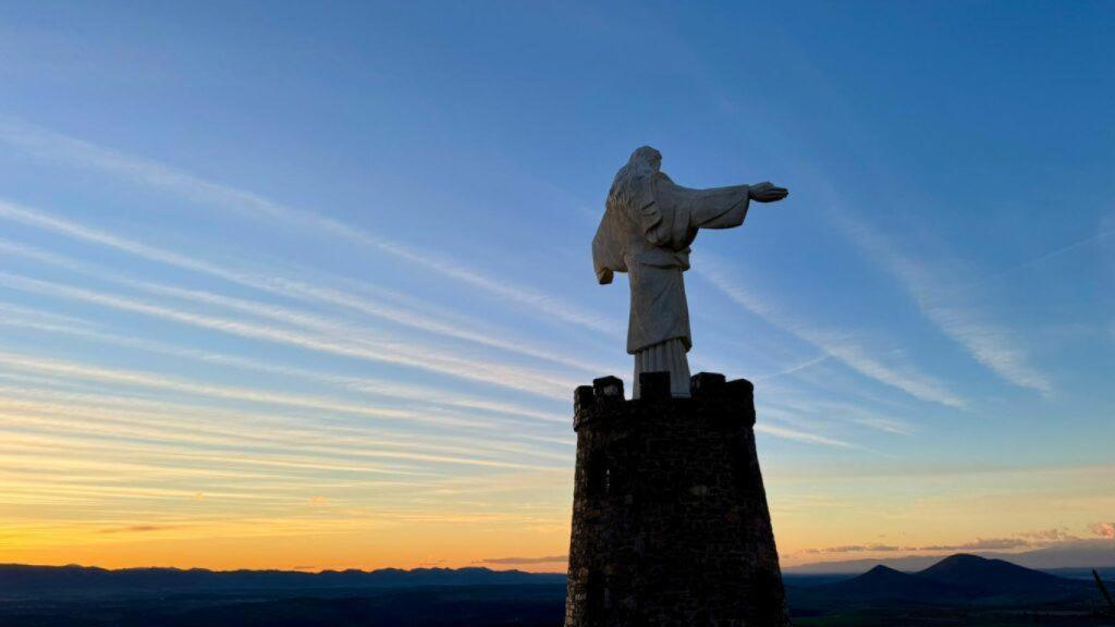 Monumento al Corazón de Cristo en la Nava de Ricomalillo.