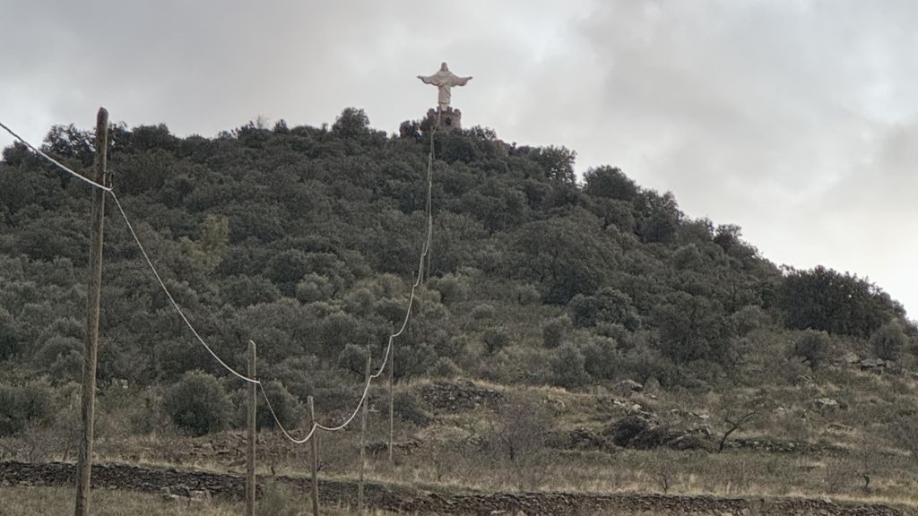 La figura vista desde el pueblo.