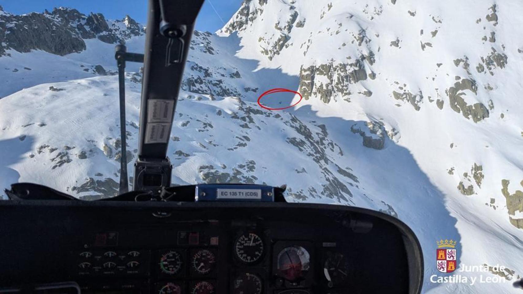 Imagen del rescate del joven montañero en la provincia de Ávila tras caer desde 200 metros