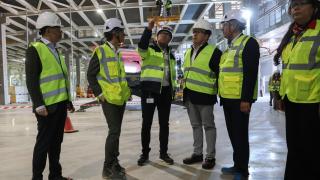 Llorca durante su visita a la fábrica de PowerCo. GVA