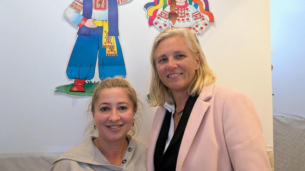 Natalia Zhezhnyavska, directora de la escuela ucraniana, junto a Gitte.