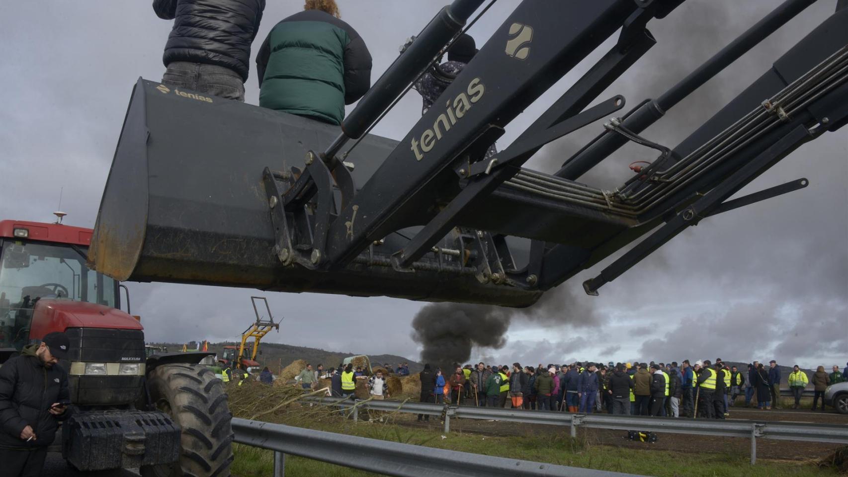 Agricultores y ganaderos cortan la A-52 con tractores y rollos de paja a su paso por Xinzo de Limia, Ourense, Galicia (España)