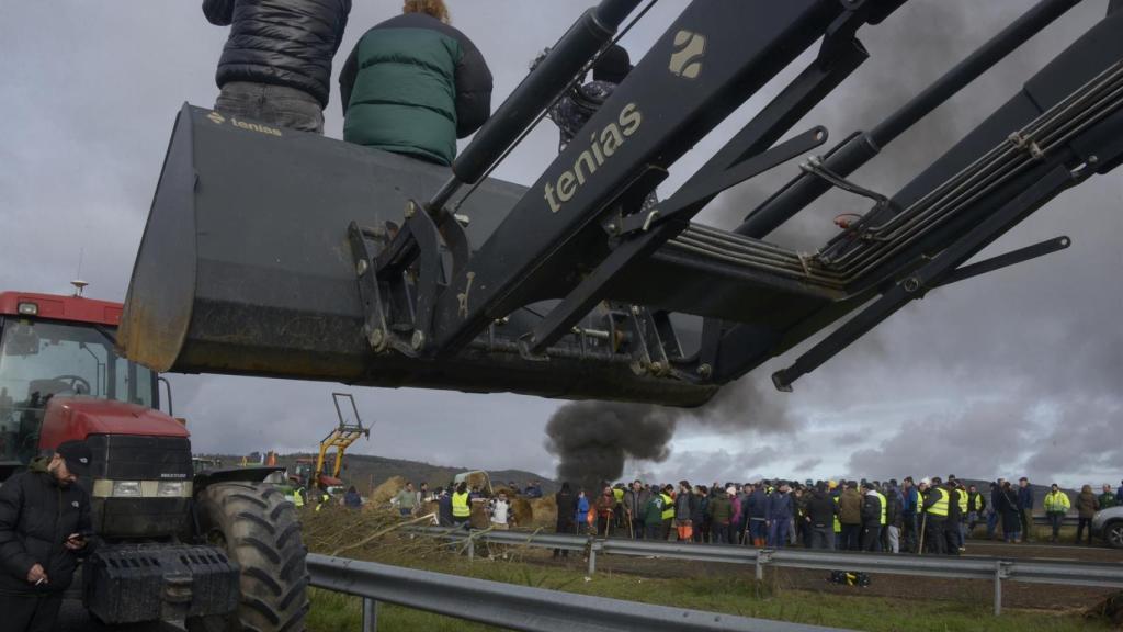Agricultores y ganaderos cortan la A-52 con tractores y rollos de paja a su paso por Xinzo de Limia, Ourense, Galicia (España)