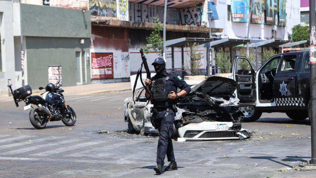 La policía de Jalisco, custodiando las calles en Jalisco tras la muerte de 'El Mencho'