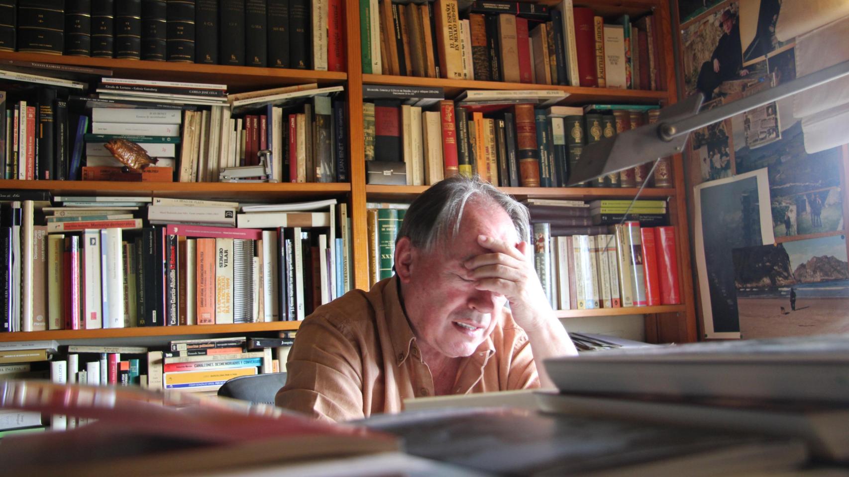 Gregorio Morán en su despacho.