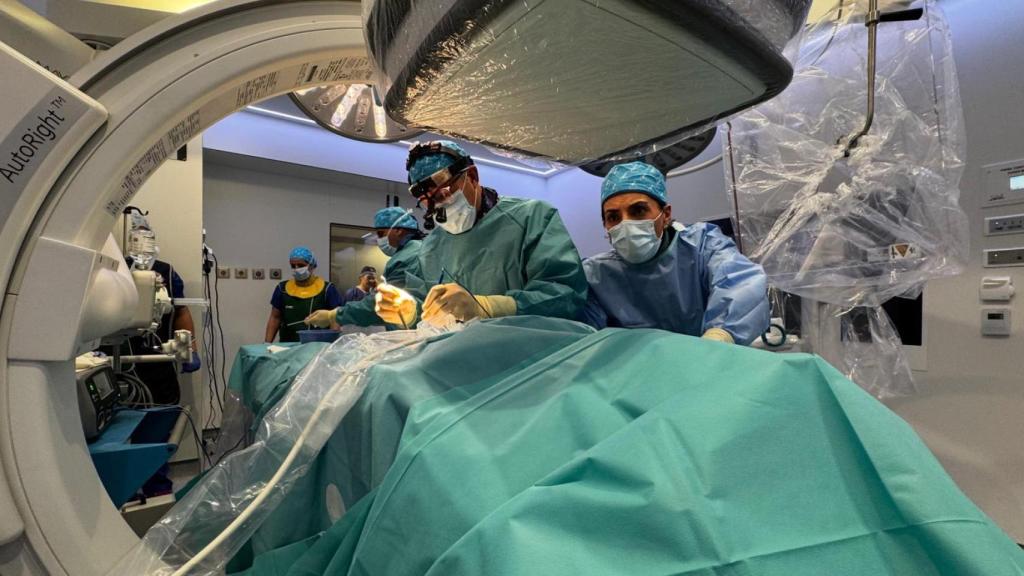El doctor Gomez Vidal y doctora Conejero durante intervención en quirófano híbrido