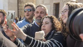 El presidente de Vox, Santiago Abascal, se hace una fotografía con una seguidora, este lunes en el municipio abulense de Arévalo
