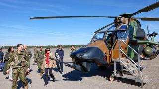 La ministra Margarita Robles junto a personal militar durante su visita al Batallón de Helicópteros de Ataque en Almagro