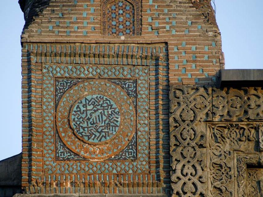Detalle de la Madrasa de Cifte Minareli.