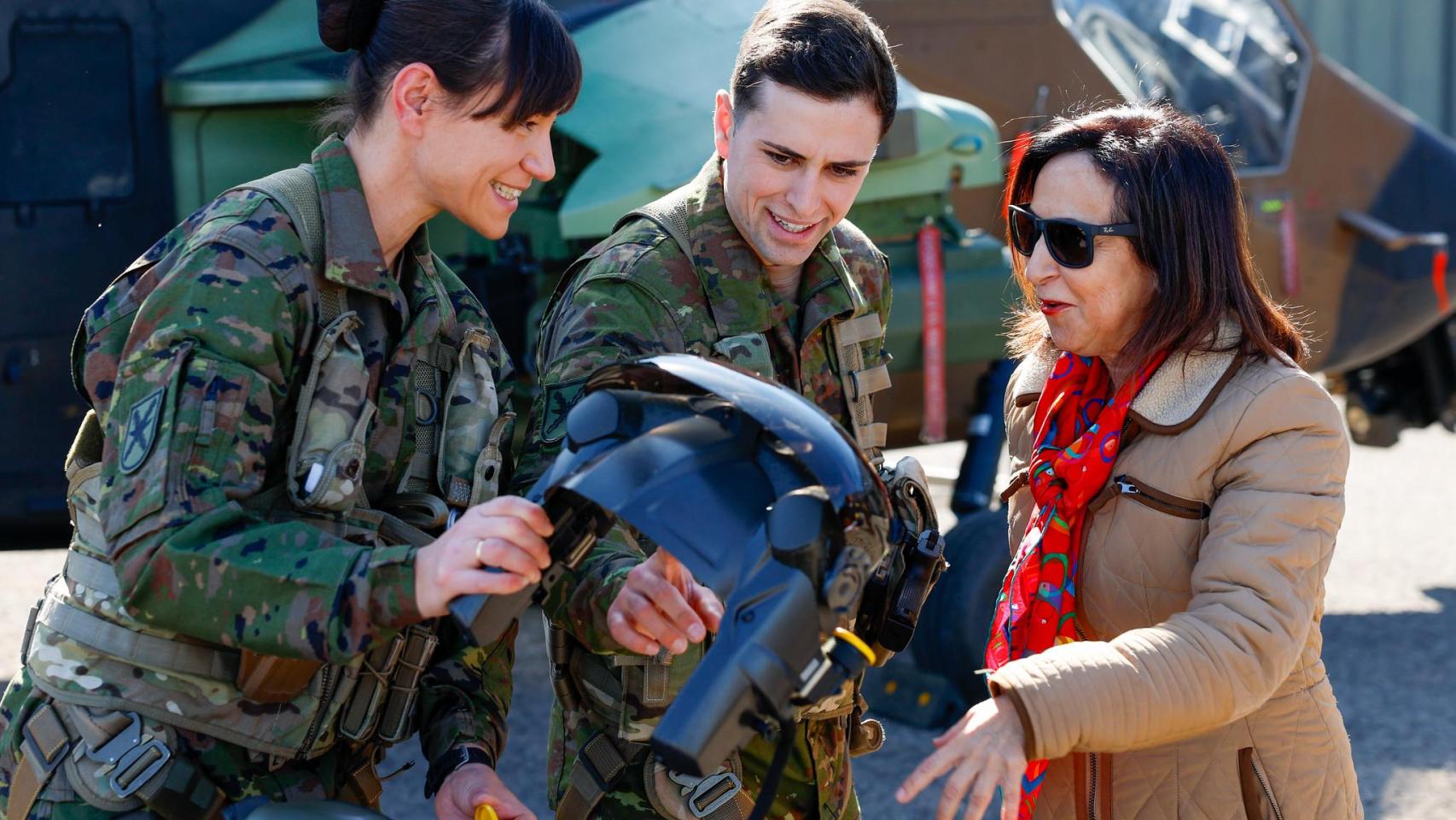 Robles junto a personal militar en el Batallón de Helicópteros de Ataque