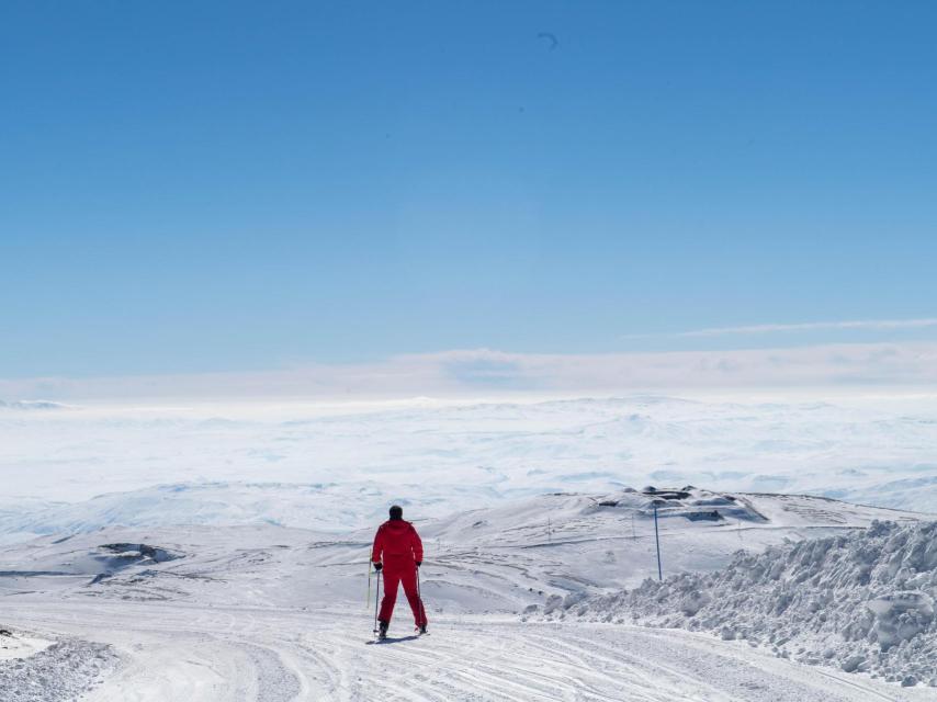 Un esquiador en una parte de la montaña de Erzurum.