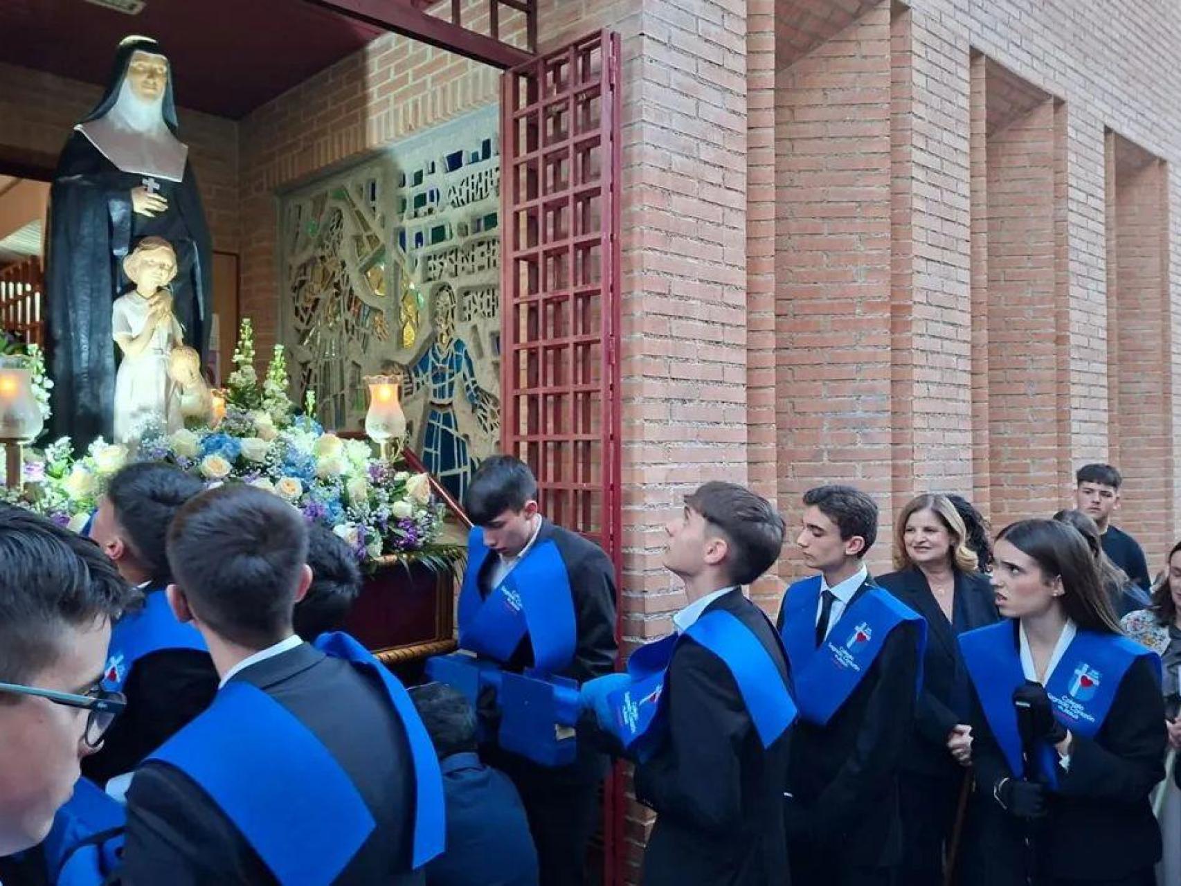 La procesión de la Beata Piedad de la Cruz, este domingo, al inicio del recorrido.