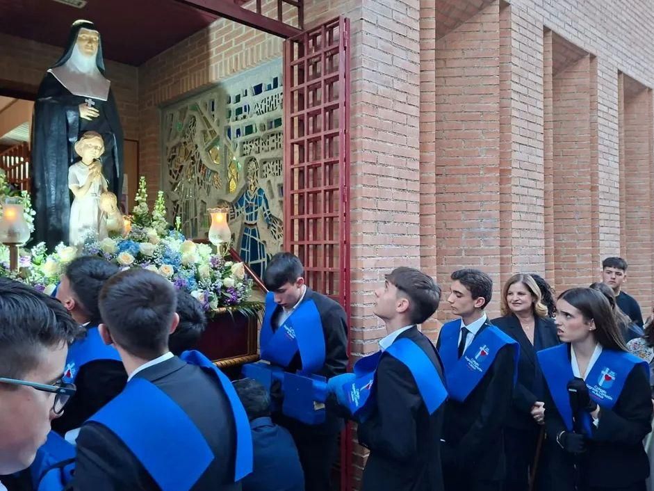 El  milagro  de Antonio: se desploma en el paso de la Beata Piedad de la Cruz y la Policía Local de Alcantarilla lo reanima