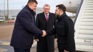 Украјински председник Володимир Зеленски поздравља Валерија Залужног, амбасадора у Уједињеном Краљевству, по његовом доласку у Лондон у децембру 2025.