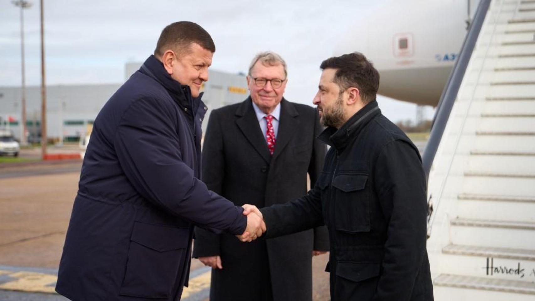 El presidente ucraniano, Volodímir Zelenski saluda a Valeri Zaluzhniy, embajador en el Reino Unido, a su llegada a Londres en diciembre de 2025.