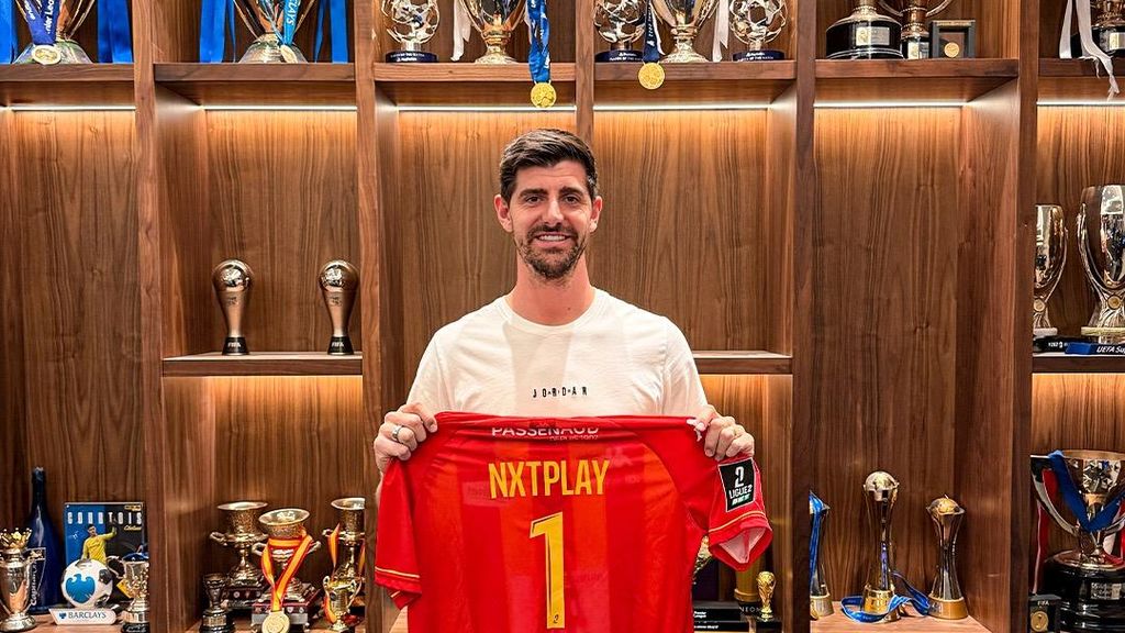 Courtois posando con la camiseta de su nuevo equipo Le Mans