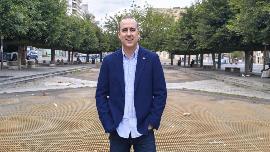 Daniel Cantó, policía y médium, en la plaza España de Alicante.