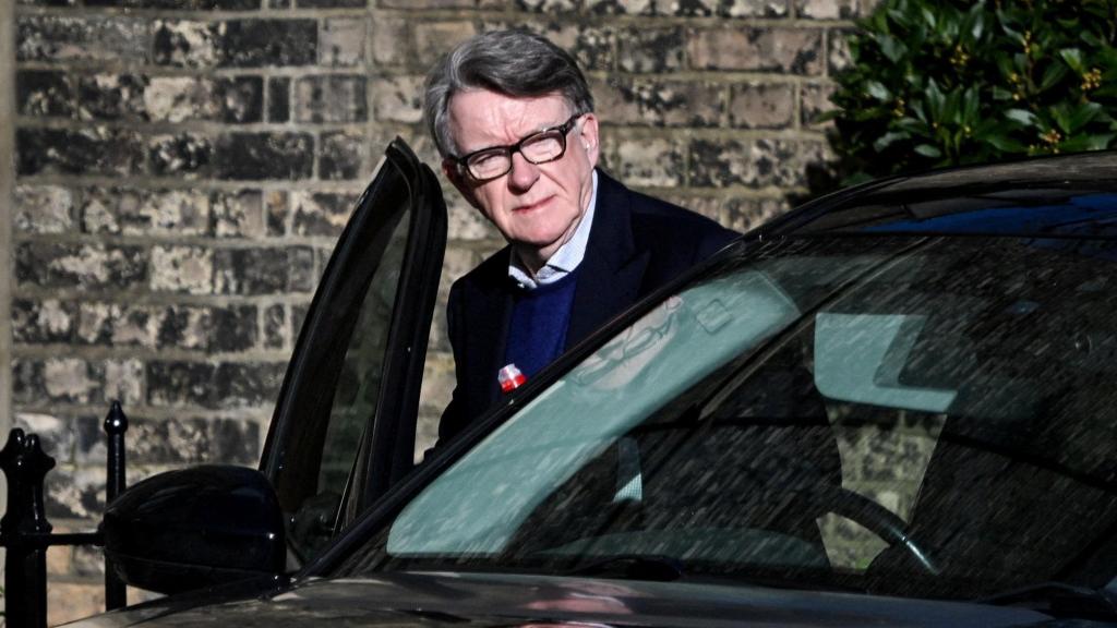 El exembajador británico en Estados Unidos, Peter Mandelson, subiendo a un vehículo el pasado 14 de febrero.