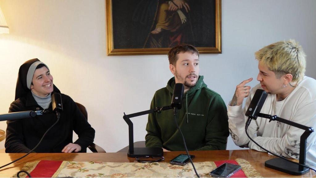 Sor Marta y los jóvenes de Doble de Drama Podcast en la entrevista.