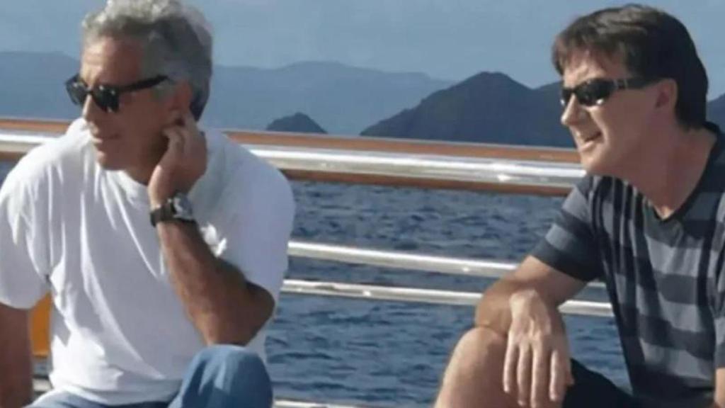 Mandelson con Epstein a bordo de un barco.