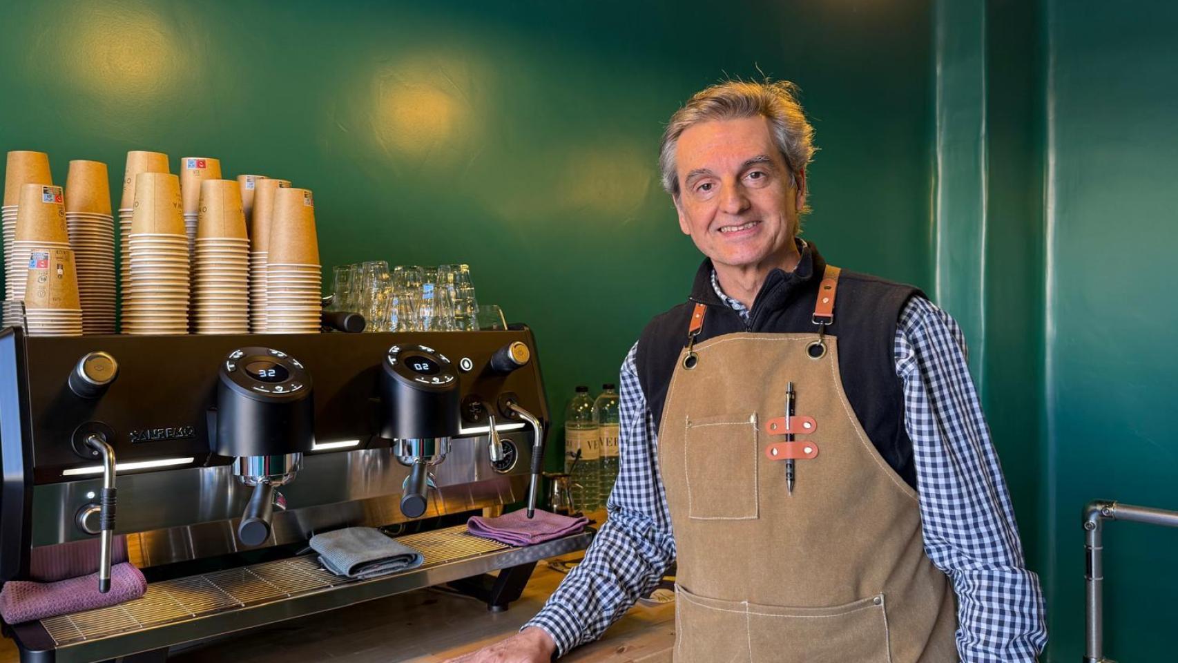 Rómulo en su cafetería.