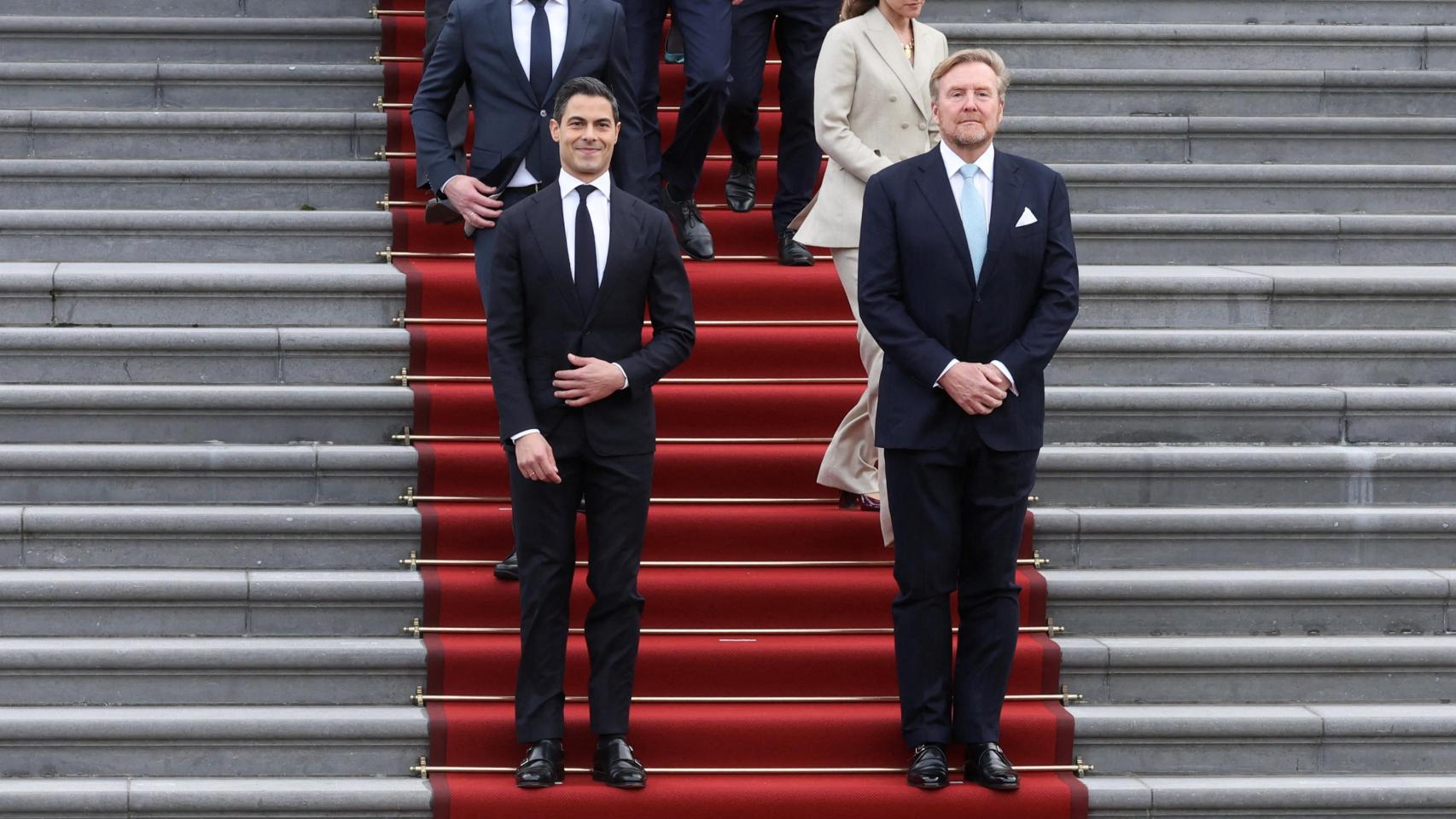 El rey Guillermo Alejandro posa con el nuevo primer ministro Rob Jetten y los nuevos miembros del Gobierno en el palacio Huis ten Bosch, en La Haya.
