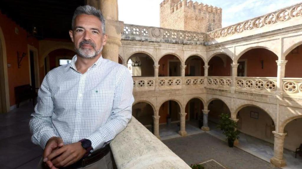 El alcalde de Rota, Javier Ruiz Arana, en el ayuntamiento.