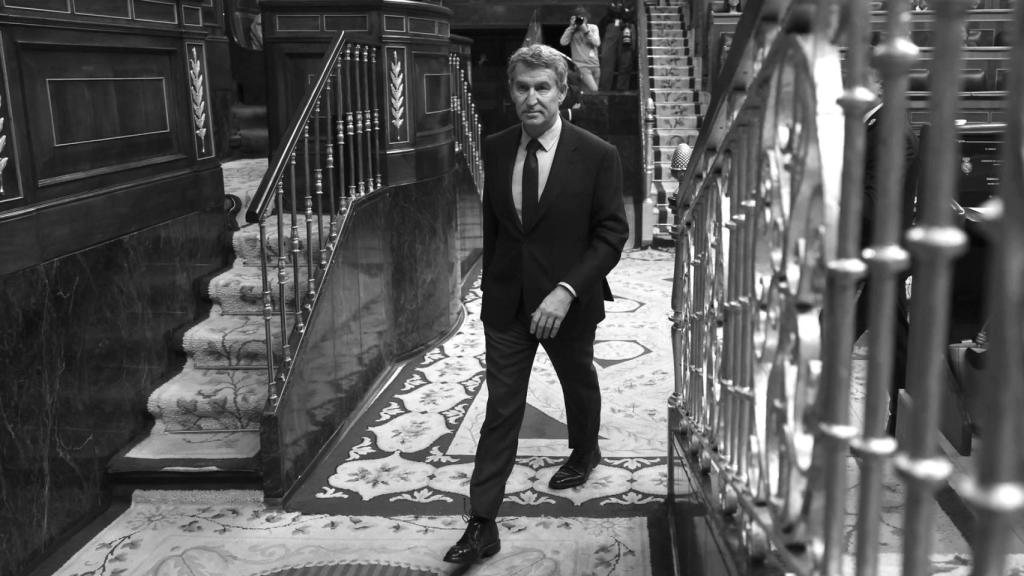 El presidente del PP, Alberto Núñez Feijóo, abandona el hemiciclo del Congreso.