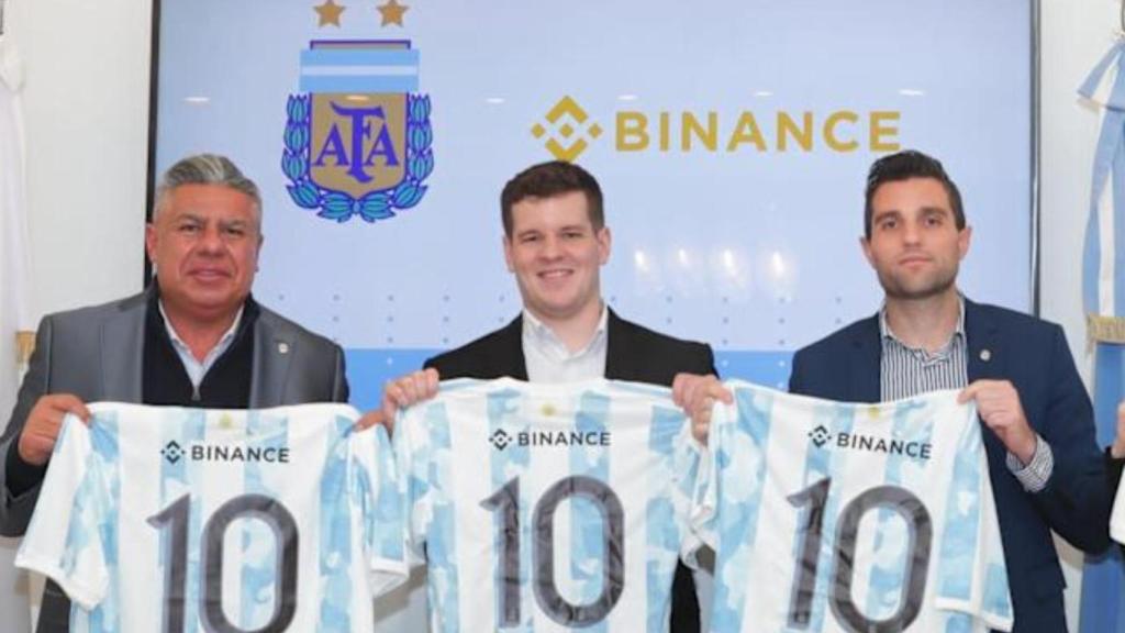 'Chiqui' Tapia, a la izquierda, durante la presentación del acuerdo AFA-Binance