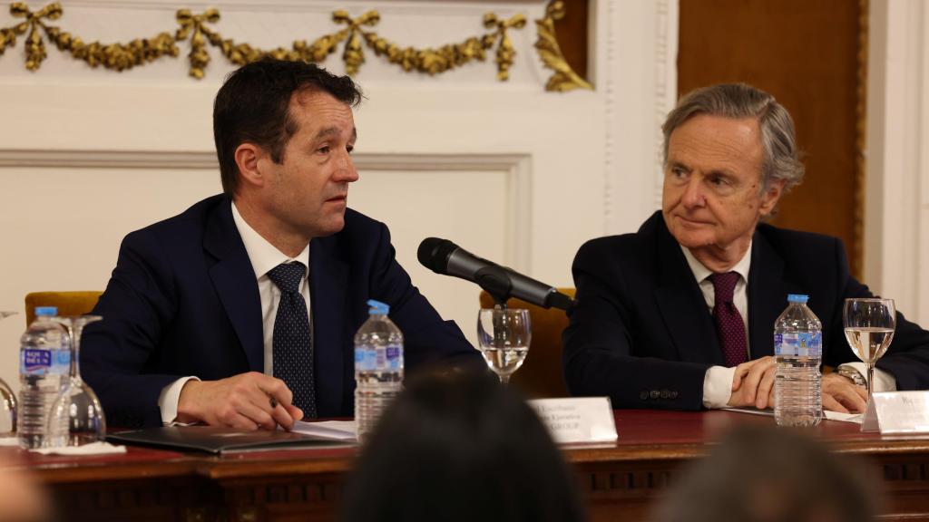El presidente de Indra, Ángel Escribano (i), junto al presidente de Tedae, Ricardo Martí Fluxá